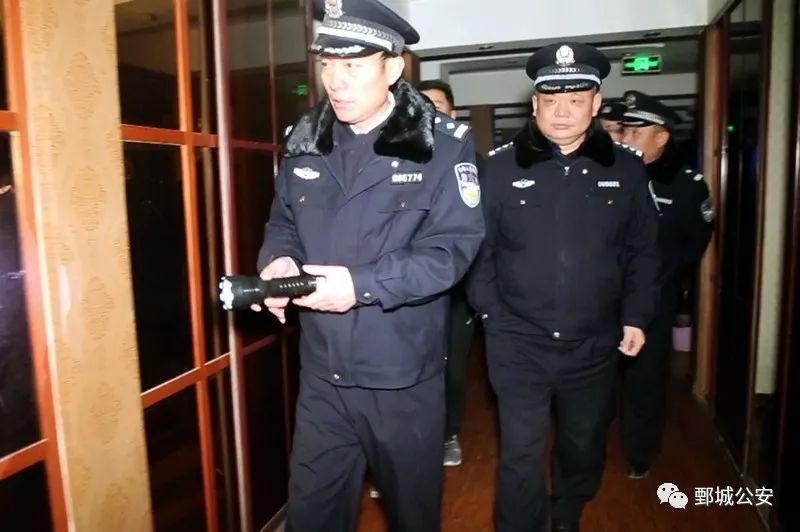 鄄城出动警力800余名,清查发廊ktv酒吧等场所,抓获杀人犯1人,其他犯罪