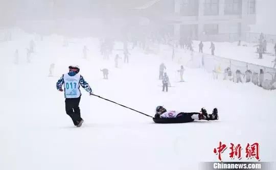青春在滑雪场飞扬_冰雪