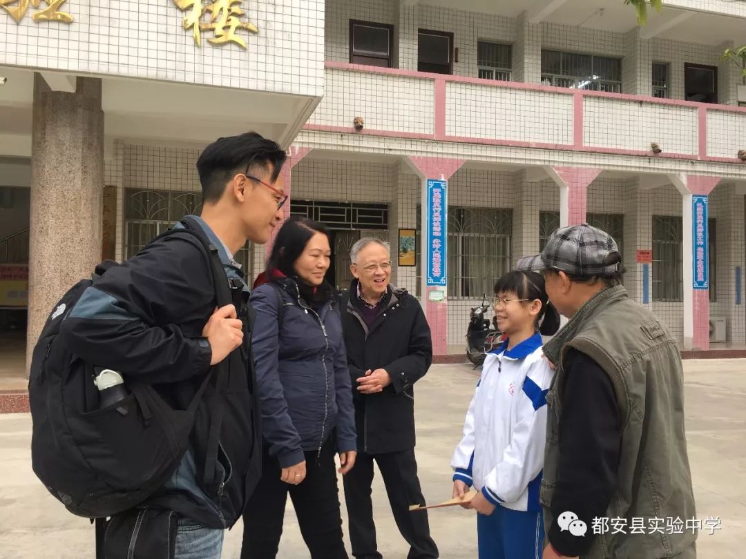 澳门扶轮社到都安实验中学开展捐资助学活动