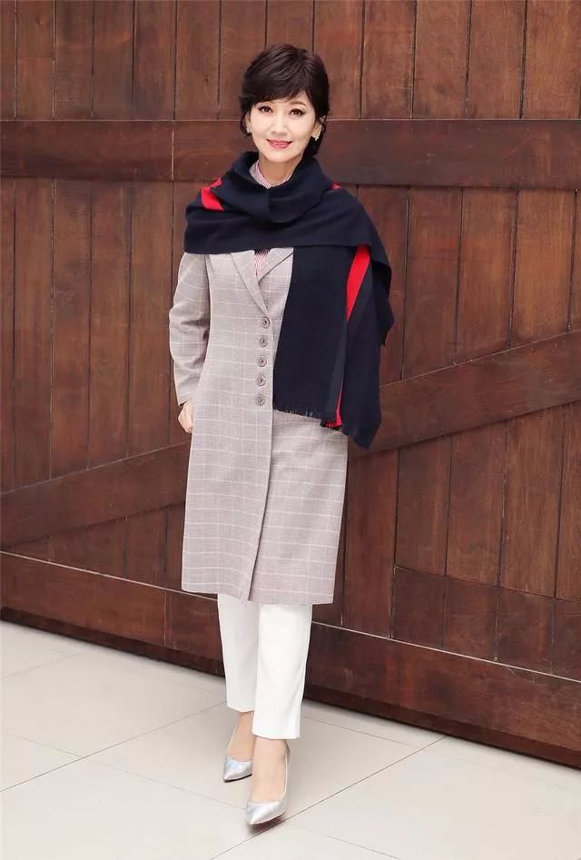 趙雅芝為了扮嫩在冬天露腿，網友：這個64歲奶奶有點潮！ 形象穿搭 第4張