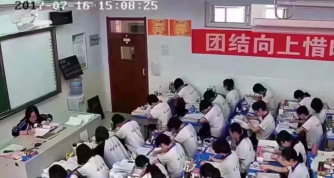 有网友曝光了衡水中学部分教室内摄像头拍下的情景,连你学习哪一科,哪