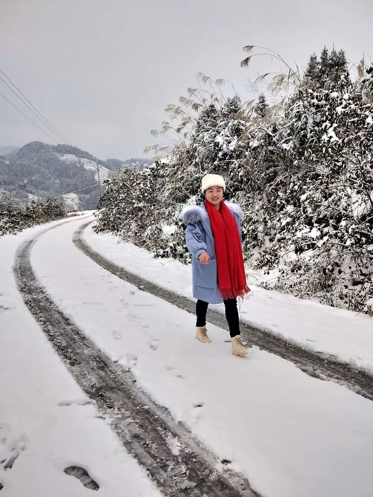 慢步行走在雪中,将心情融入大自然.定格一幅天地间的唯美画卷.