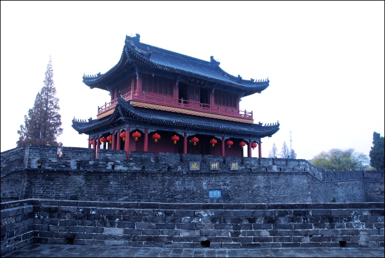 离张居正故居不远处即是荆州古城的宾阳楼.