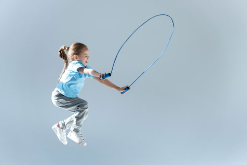 安倩老师:跳绳能锻炼全身肌肉 加强心肺功能