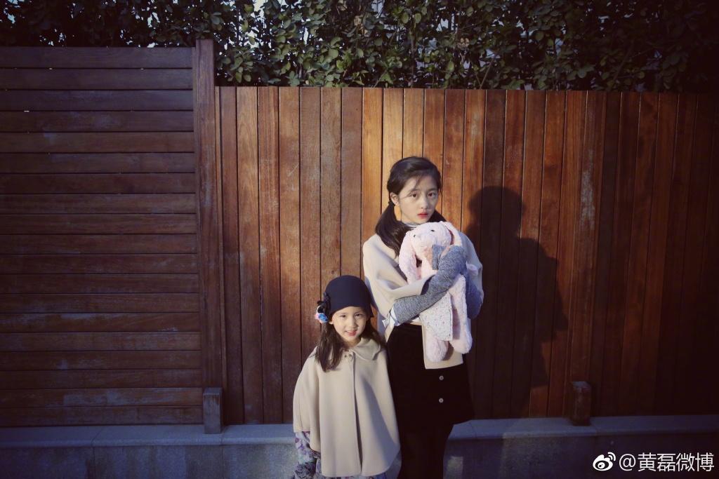 黃磊新年首曬女兒多多和多妹，多多抱著布娃娃的樣子好有愛 娛樂 第5張