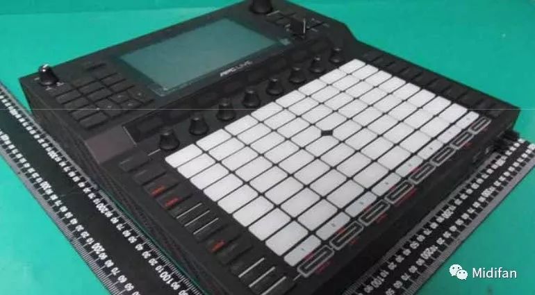 新版Akai MPC Live 照片泄露，确定这不是个Ableton Push？_接口