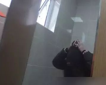 芜湖一男子藏在女厕所偷窥被抓现行.