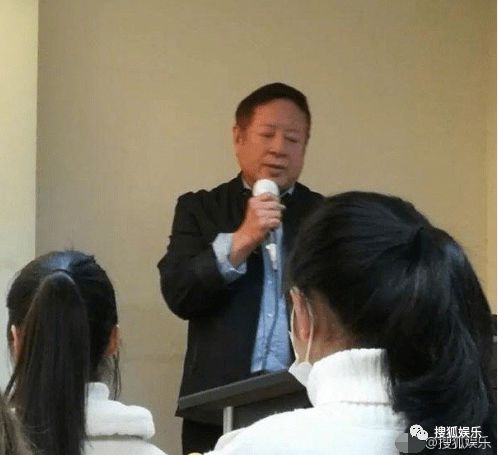 娛樂日報|小鬼吻照曝光；潘瑋柏否認要結婚；前國腳高峰販毒被抓！