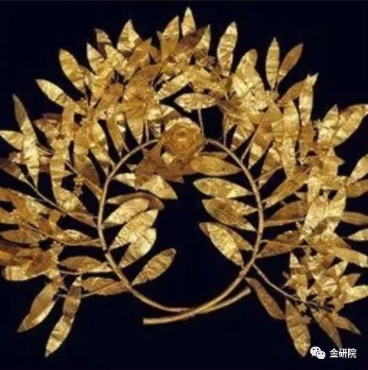 花冠的装饰纹样由植物组成,如橡树叶,橄榄枝,长春藤,葡萄藤,月桂枝