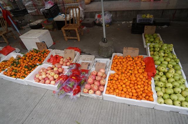 看看这里的水果摊位,似乎只有苹果的价格要高些,这里不产苹果,都是