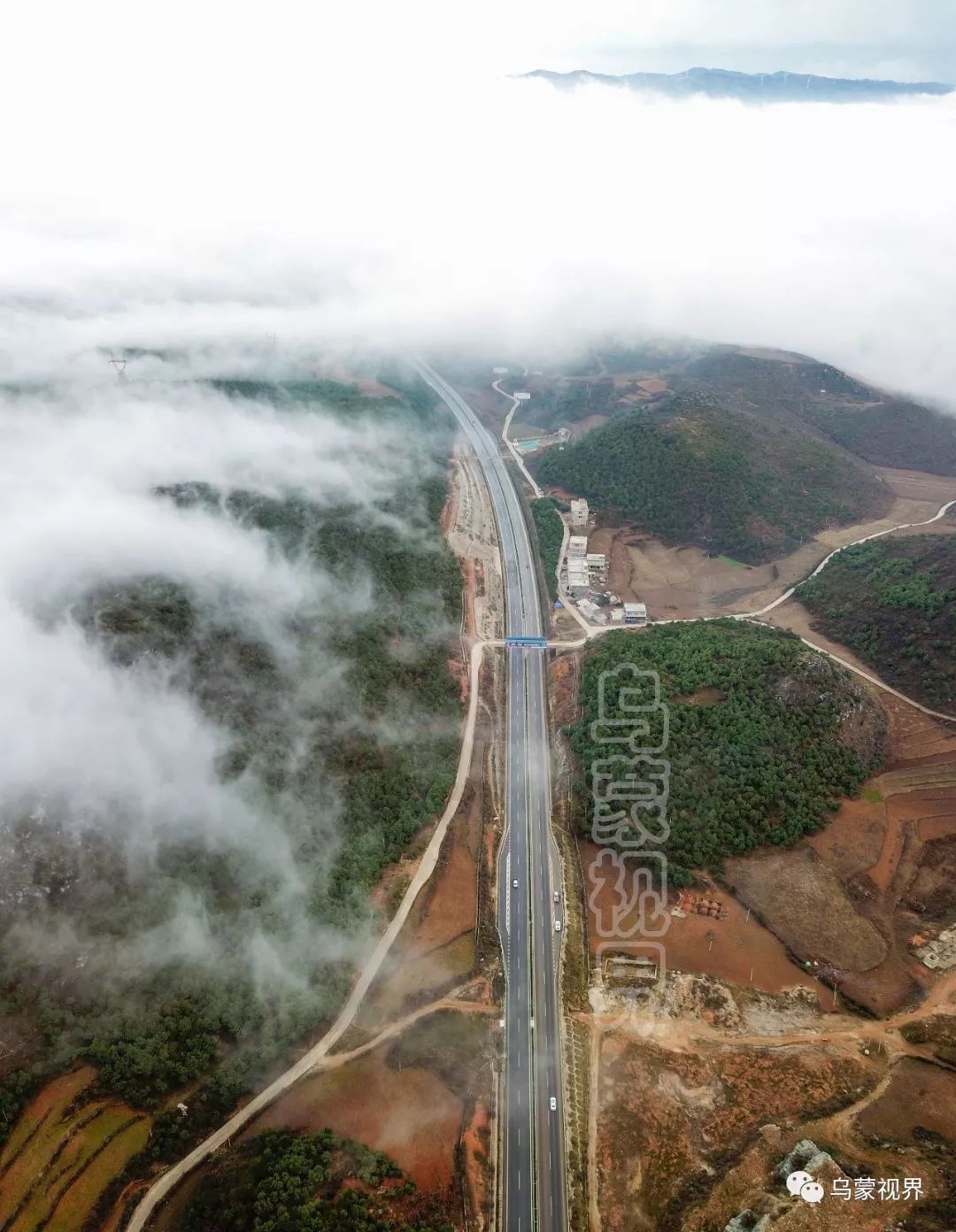 中水特大桥和上寨特大桥 云雾中的六威高速观风海路段 六威高速是威宁