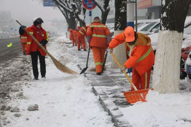 随处可见环卫工人的身影,他们以雪为令,闻雪而动,不畏寒冷,不怕辛苦