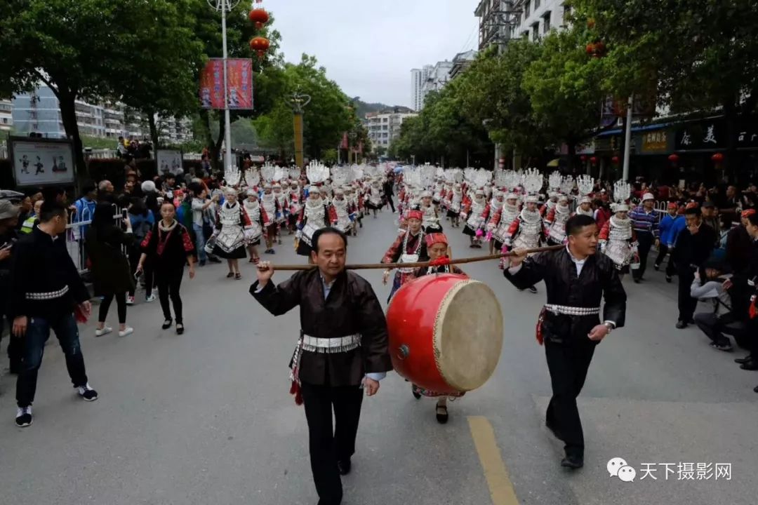 节日中,除了这些活动外,还要举行踩鼓,斗牛,斗鸟,赛马等活动.