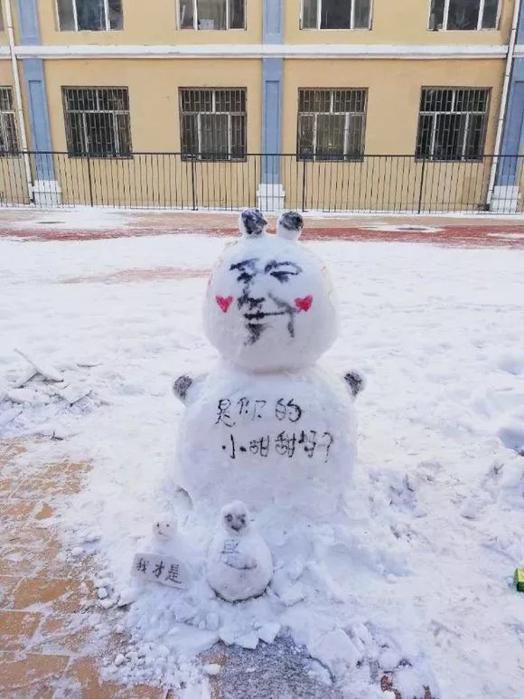 在刚下过雪郑州,一起看看那些网红雪人?