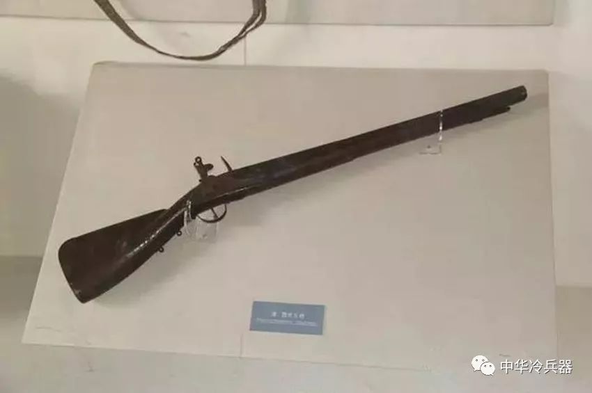 其实,那时清军还没有这么好的武器,他们使用的还是"鸟枪".