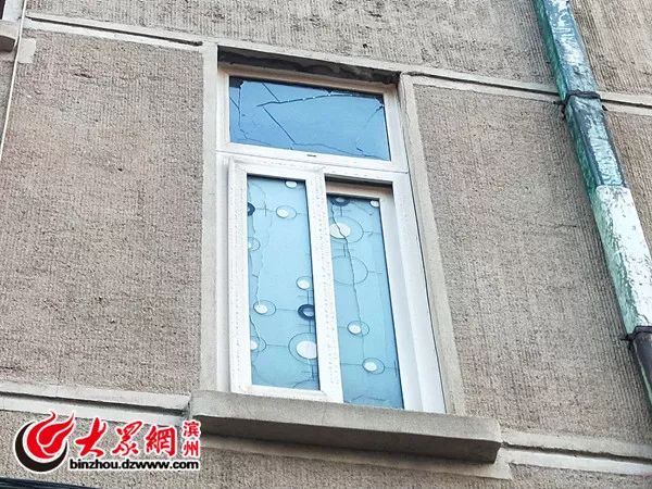 附近小区居民楼窗户玻璃出现了破损