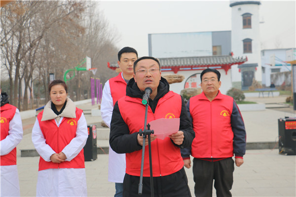 滕州市学雷锋志愿者联合会会长侯志龙,滕州市姜屯镇副镇长张福毅,滕州