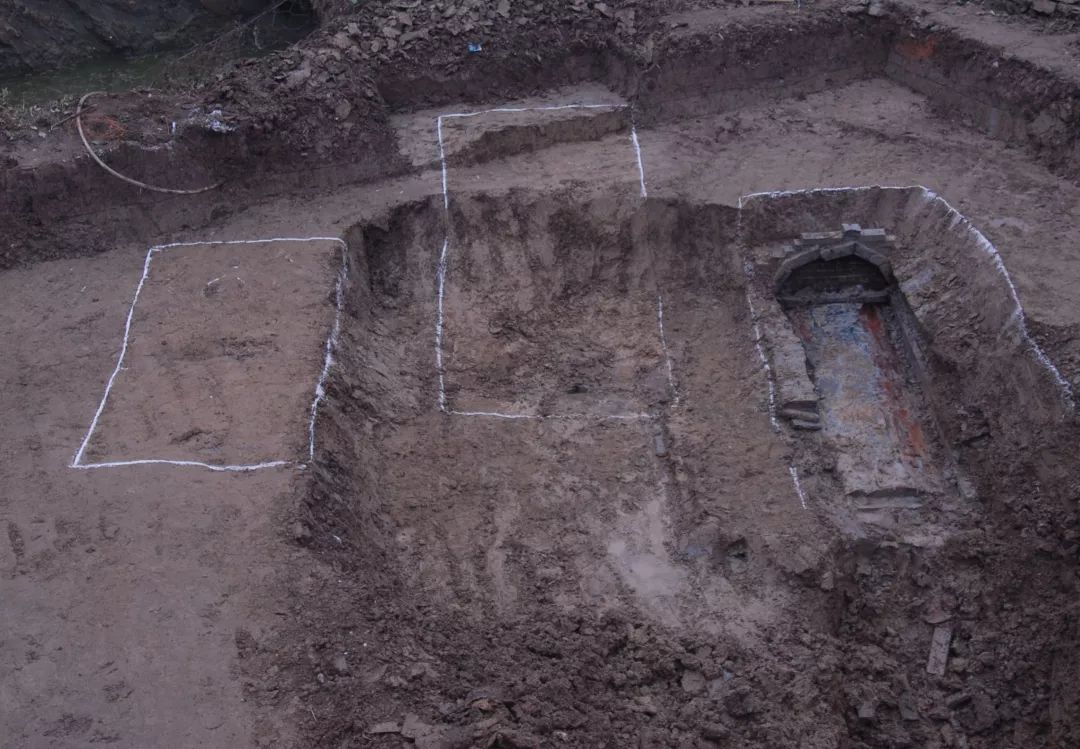 该墓群位于常州市金坛区指前镇唐陵村北,考古队按照《田野考古工作