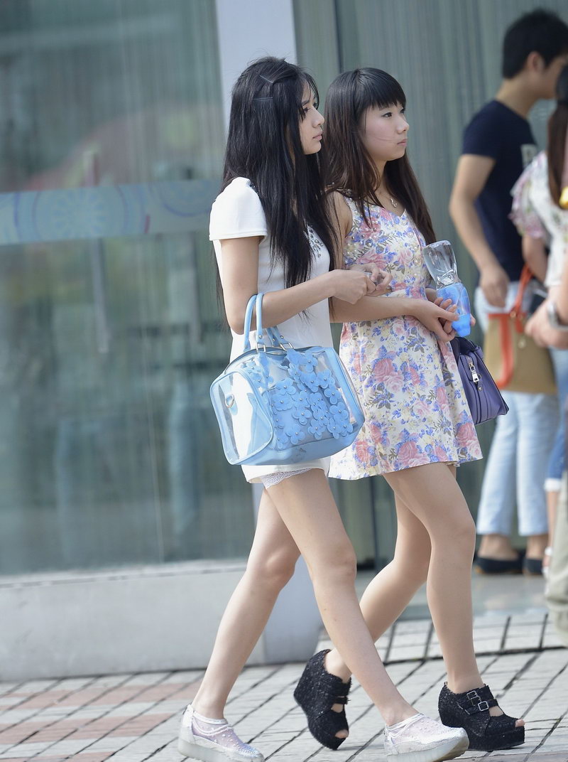 街拍：两位小姑娘的连衣裙好像有点短，丝袜若隐若现