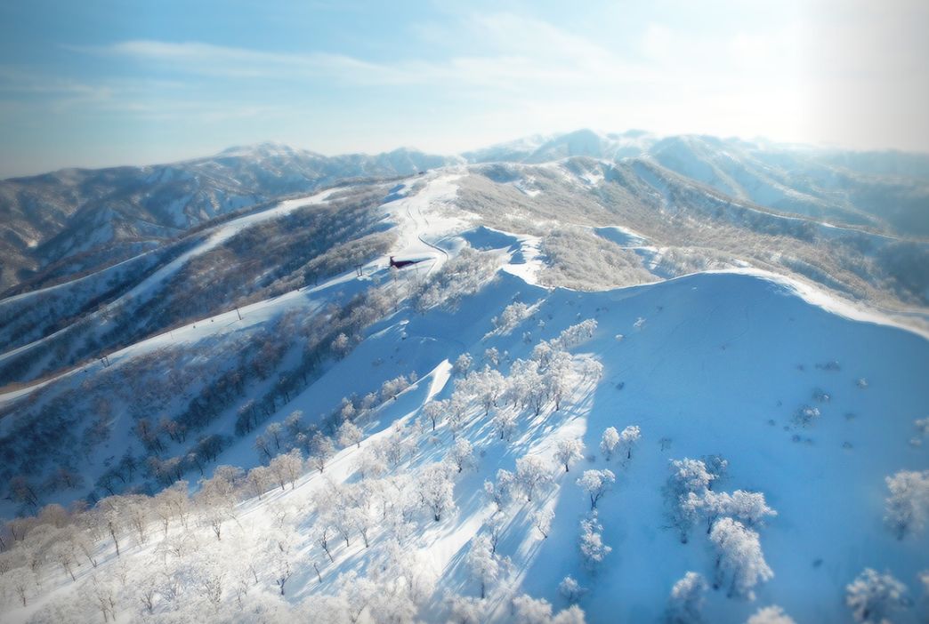 夏油高原:日本滑雪场中少数有雪瀑布的滑雪地.