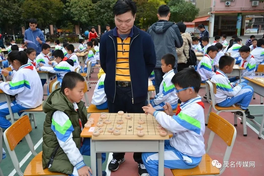 【一线见闻】茂名官山学校:536名学生同场下棋对弈比高下!