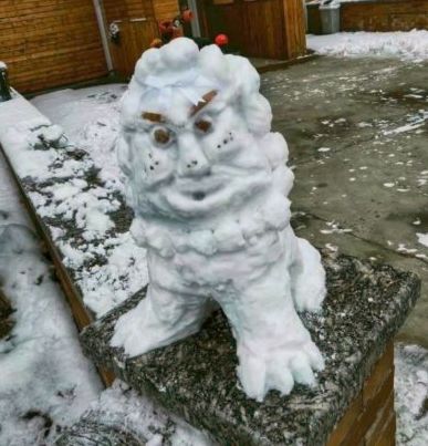 这可能是最讲文明的雪人了看人家都有好好穿内衣恩…身材不错