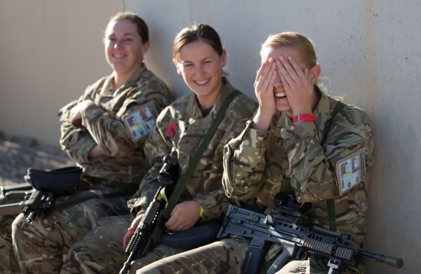 资料图片:驻阿富汗英军女兵.(图片来源于网络)