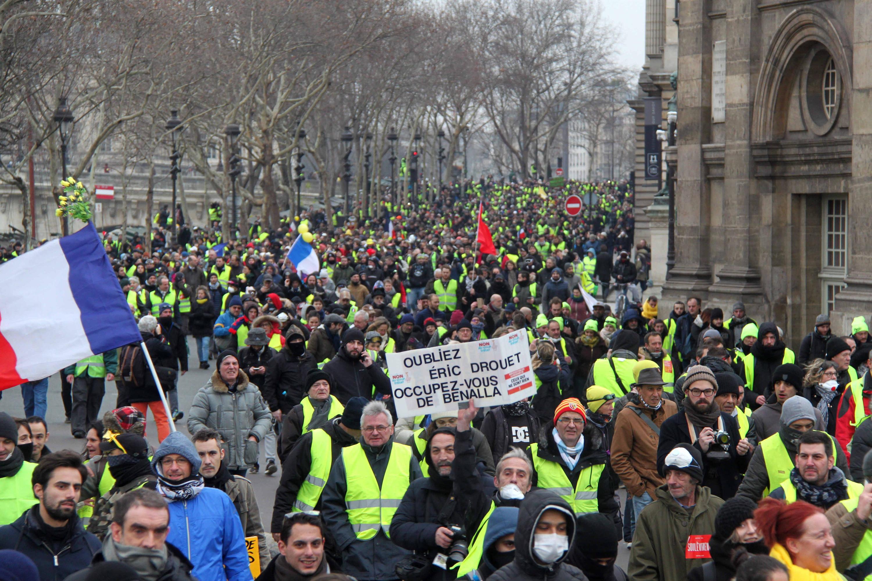 法国巴黎爆发大规模抗议：超万人上街 高压水炮出动|法国|抗议|巴黎_新浪军事_新浪网