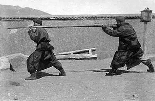 老兵说中国的清军都很勇猛,即使洋人手里拿的枪炮不停咆哮,他们还是