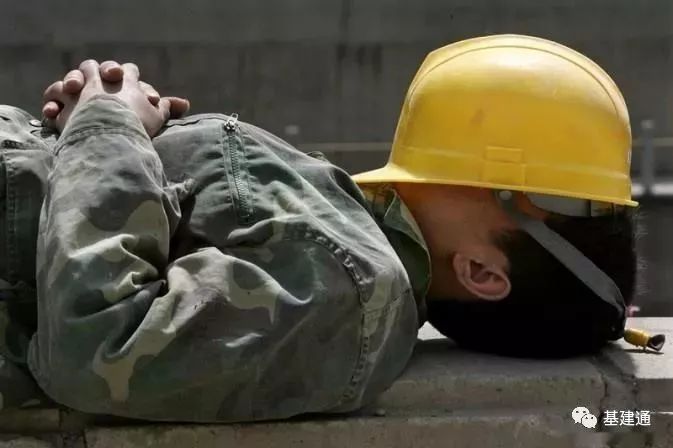 图自网友摄于合肥一工地, 工人在水泥管道里睡觉.