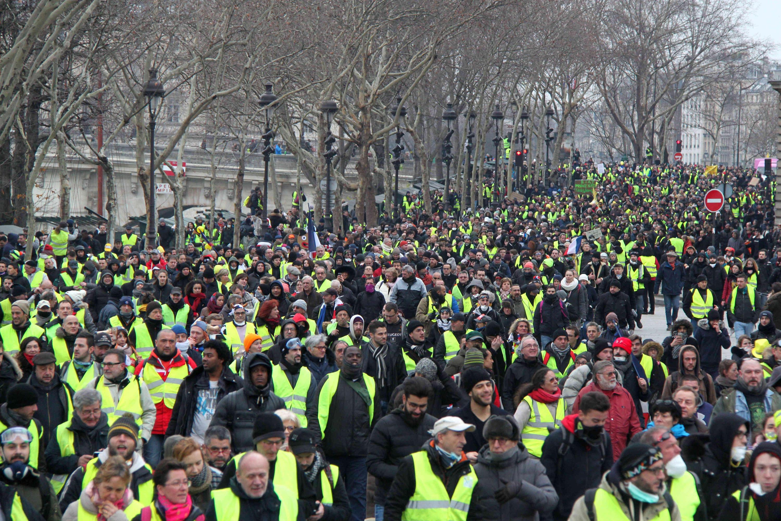 国际消除家庭暴力日到来，巴黎十万人上街抗议家暴|南国早报网-广西主流都市新闻门户
