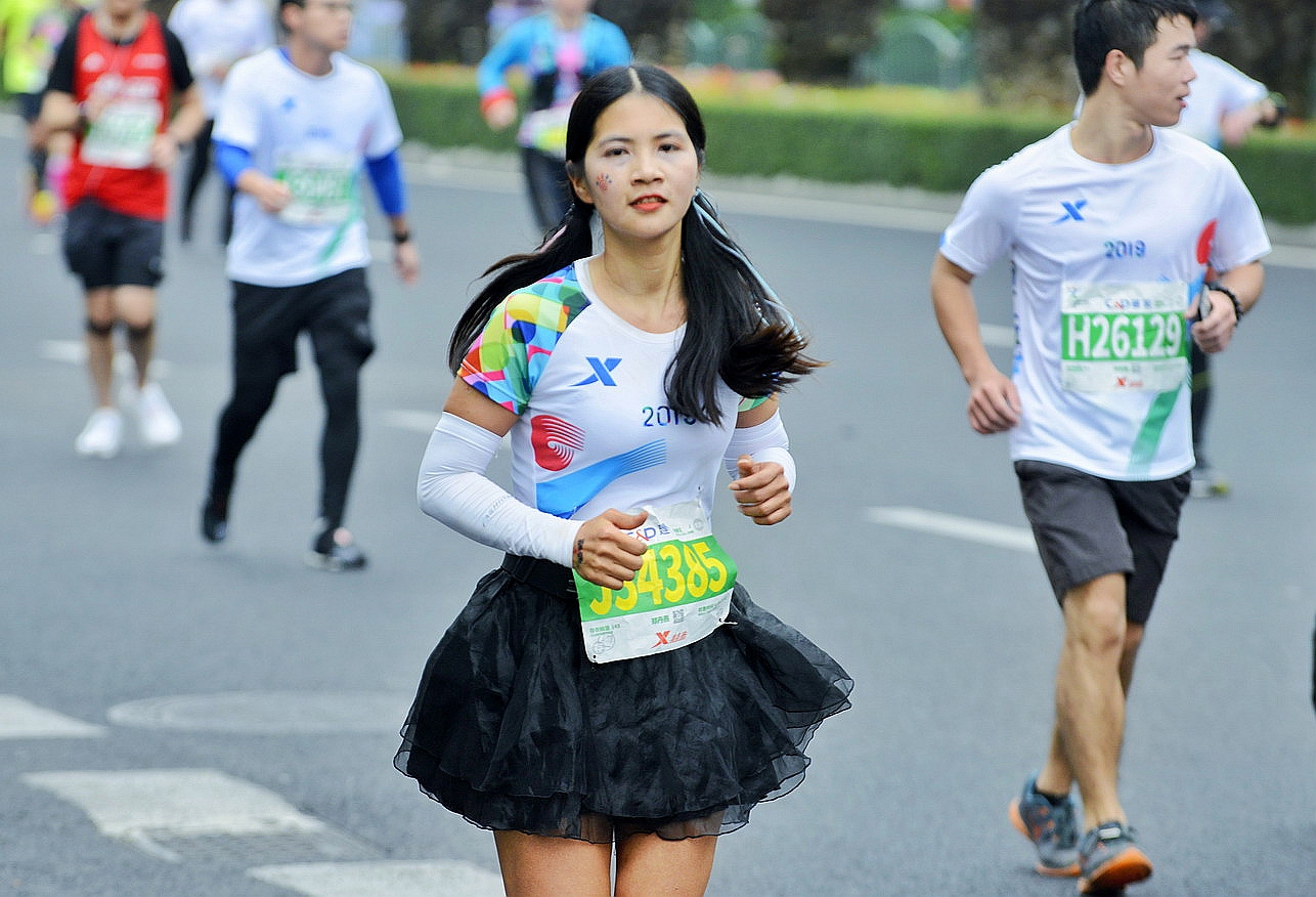 2019厦门马拉松非洲人包揽男女三甲陪跑国人乐享嘉年华