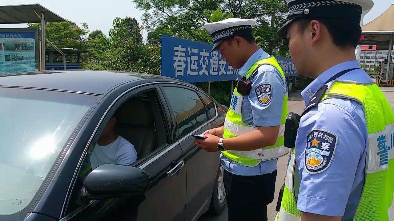 交警查车都会摸一下车尾,有啥含义?别纠结了,其实答案很简单