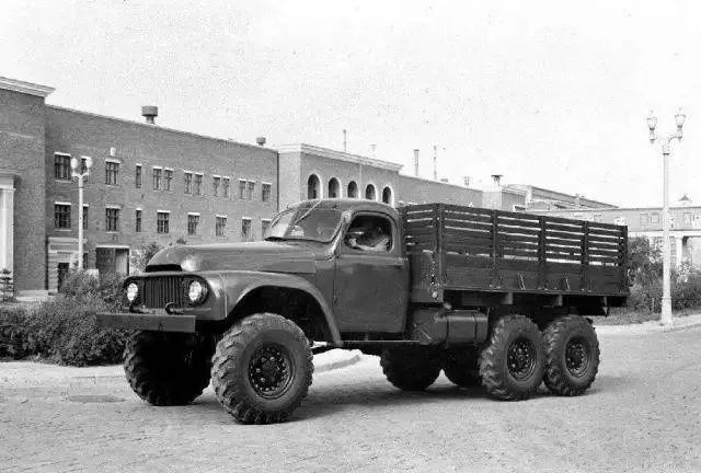 1956年7月13日,新中国第一辆汽车——"解放牌"载重汽车在长春下线.