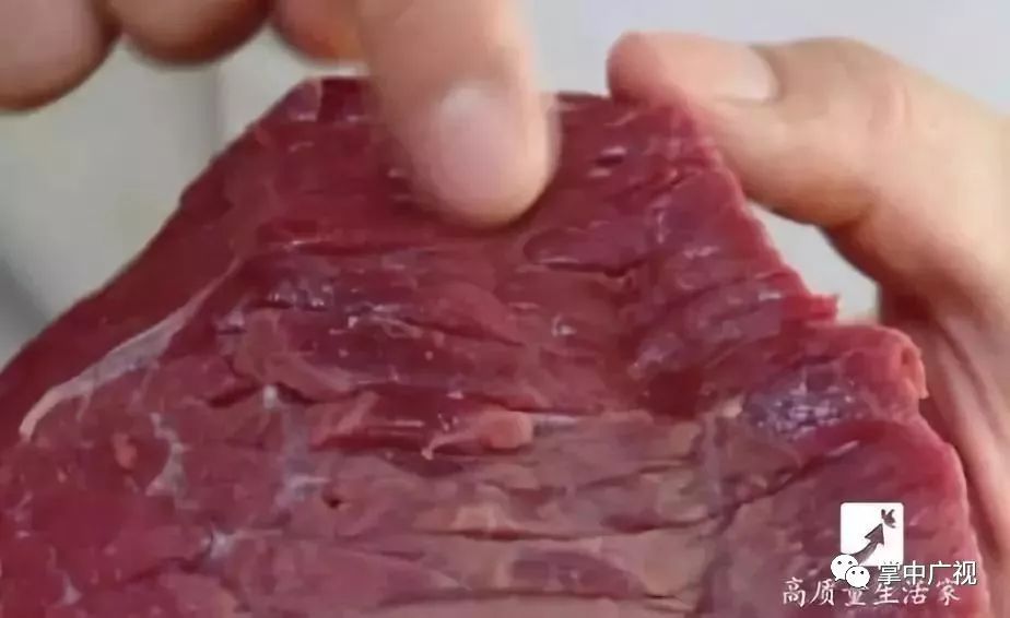 切牛肉的时候,要先找到牛肉的纹理.