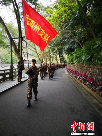 广东罗浮山下砺精兵惠州武警拉开训练战幕