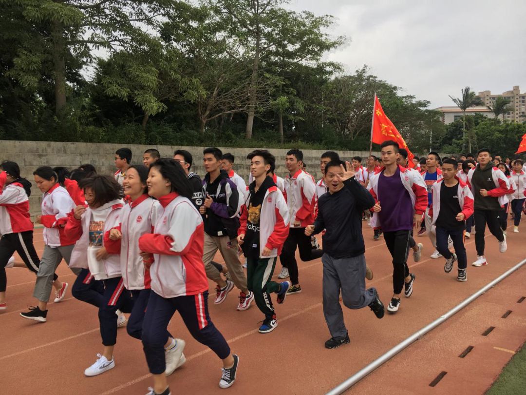 欧阳老师本学期当了高三5班的班主任,跑操有他的身影泉港二中,未来可