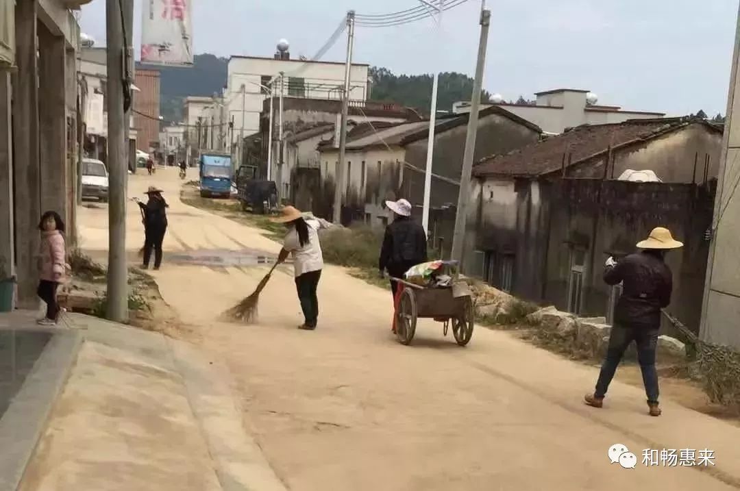 葵潭镇全面落实配备专业保洁队伍,完善相应设施建设,环卫车每日作业