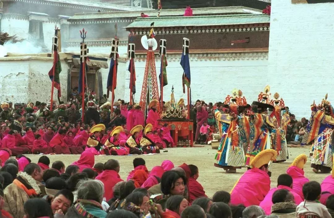 新年期间,这里的拉卜楞寺还会在举行丰富多彩的节庆活动.