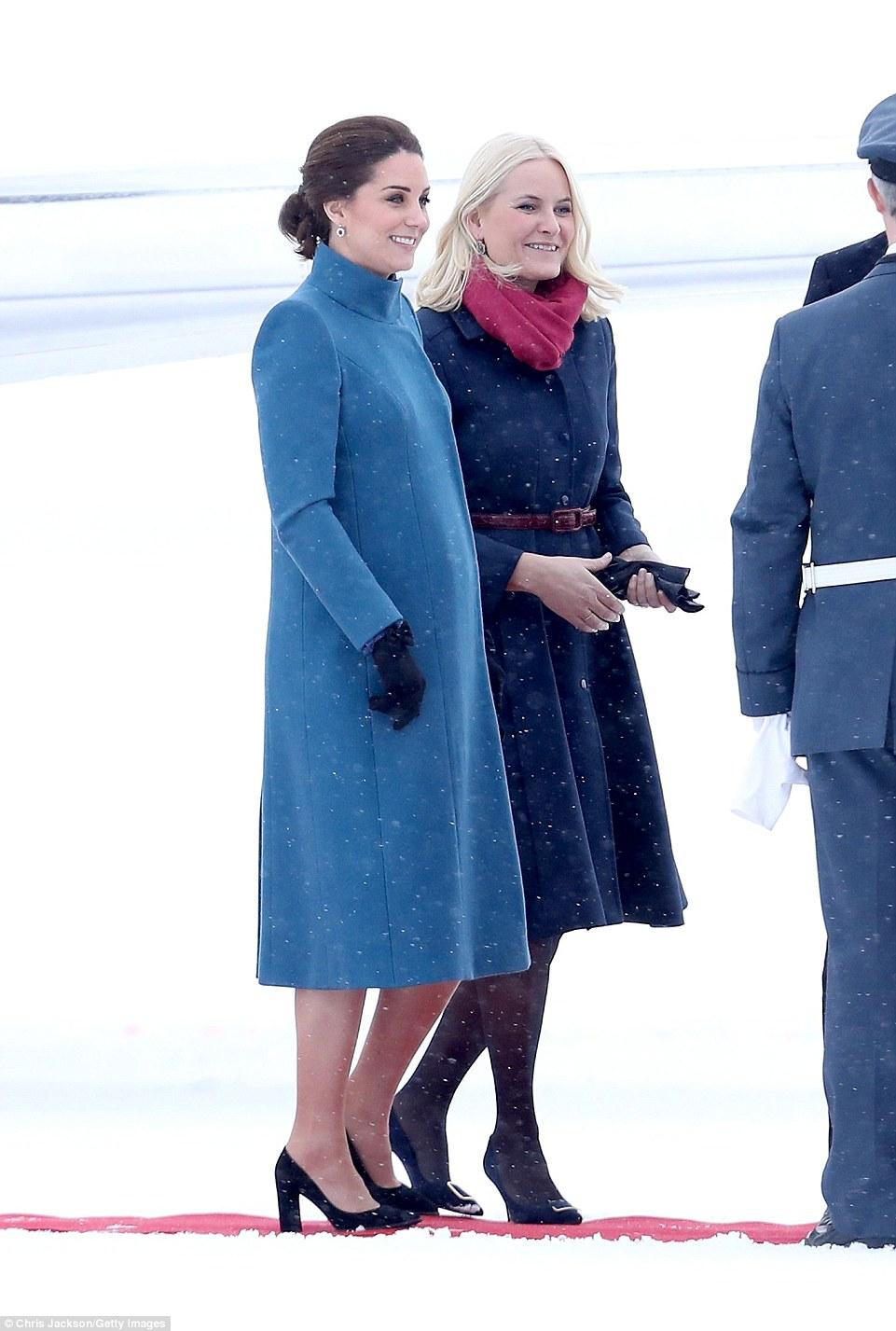 凱特王妃新年復工再穿舊衣獲掌聲！光腿穿大衣臉凍僵還得強忍著笑 時尚 第5張