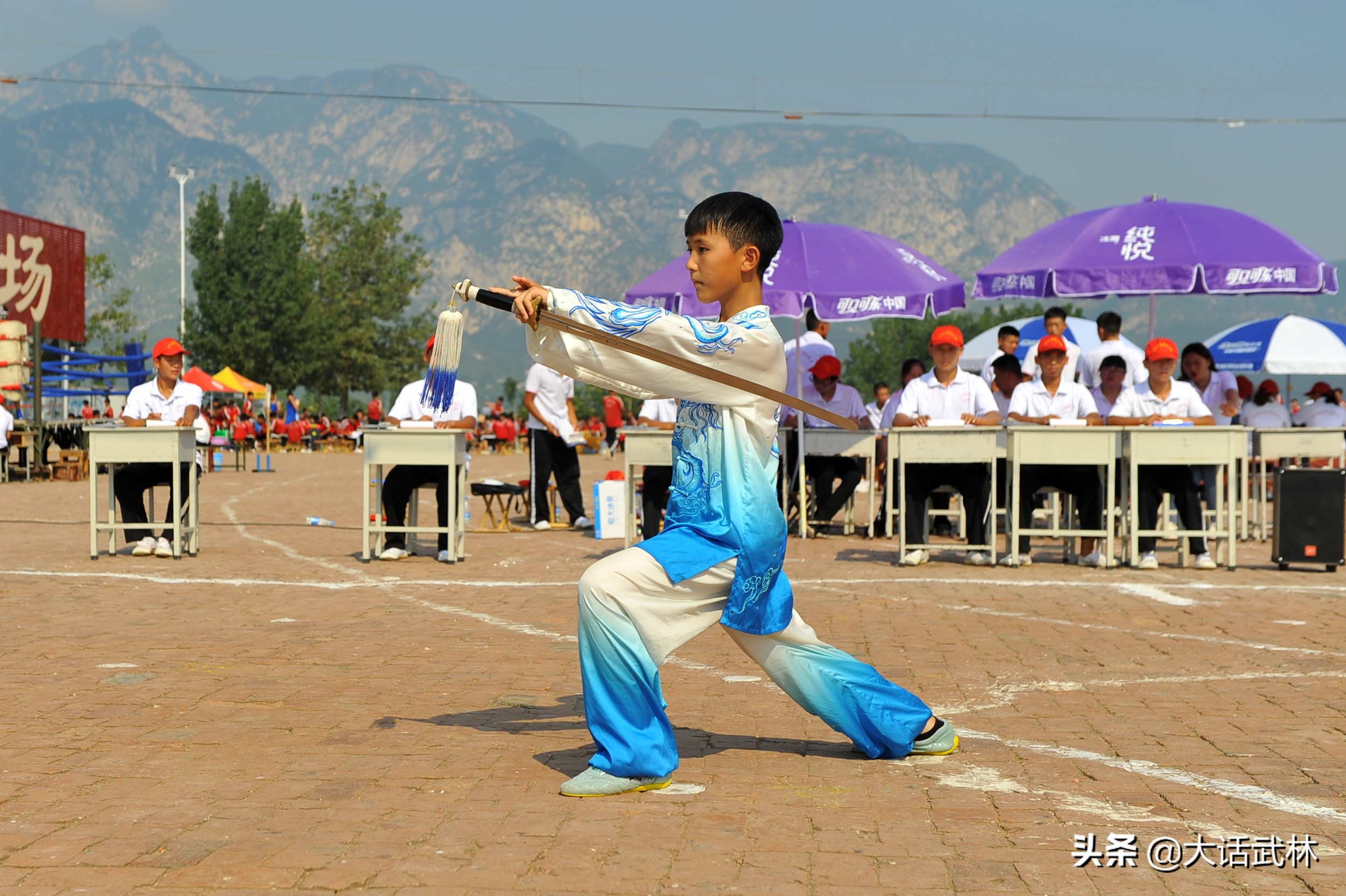 武术表演班级的男孩们向同学展示各种匪夷所思的武术动作!