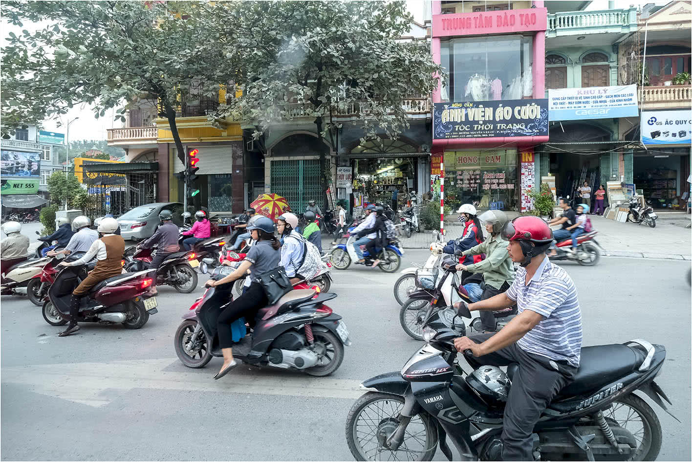 越南街头的摩托车军团,让老司机们很心惊