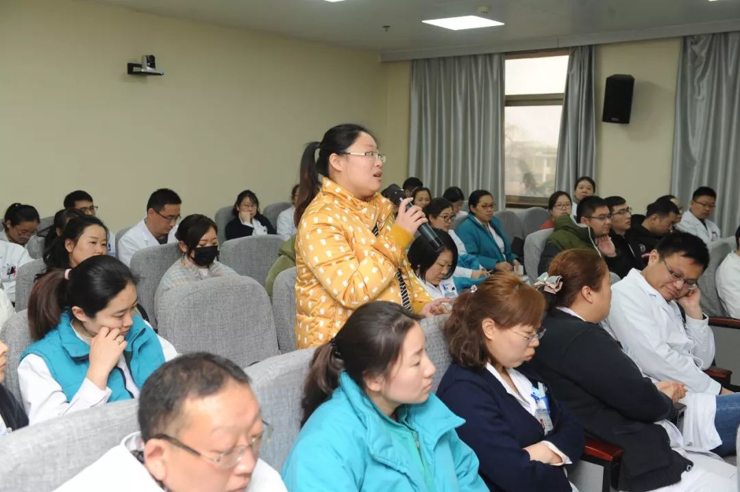 我院召开"优秀青年骨干座谈会,院党委书记,院长杨永国出席会议倾听