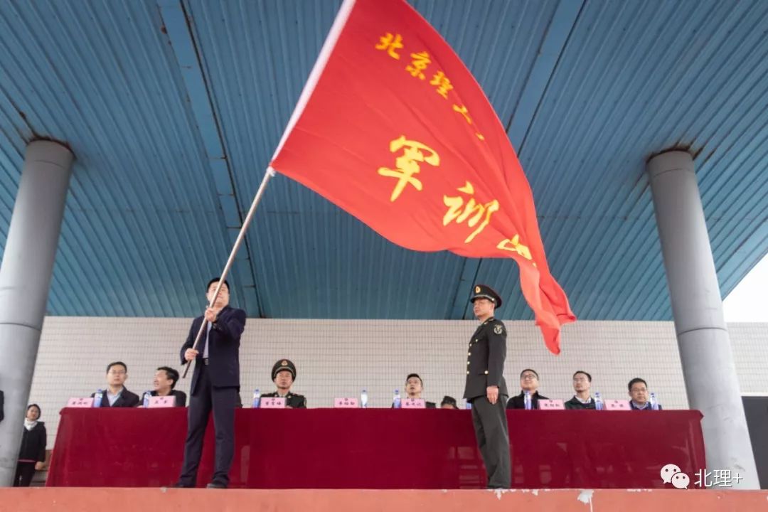 珠海学院党委副书记李绍勋向2018级军训团大队长杨学锦授军训团团旗