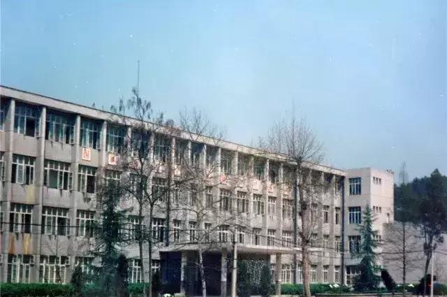 民族学院挂牌仪式 1998年, 湖北民族学院与恩施医学高等专科学校合并