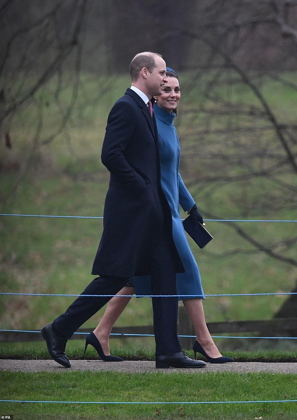 凱特王妃新年復工再穿舊衣獲掌聲！光腿穿大衣臉凍僵還得強忍著笑 時尚 第3張
