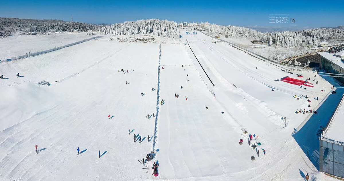 仙女山拥有西南最大高山室外滑雪场,面积达5万平米,可同时容纳3000人