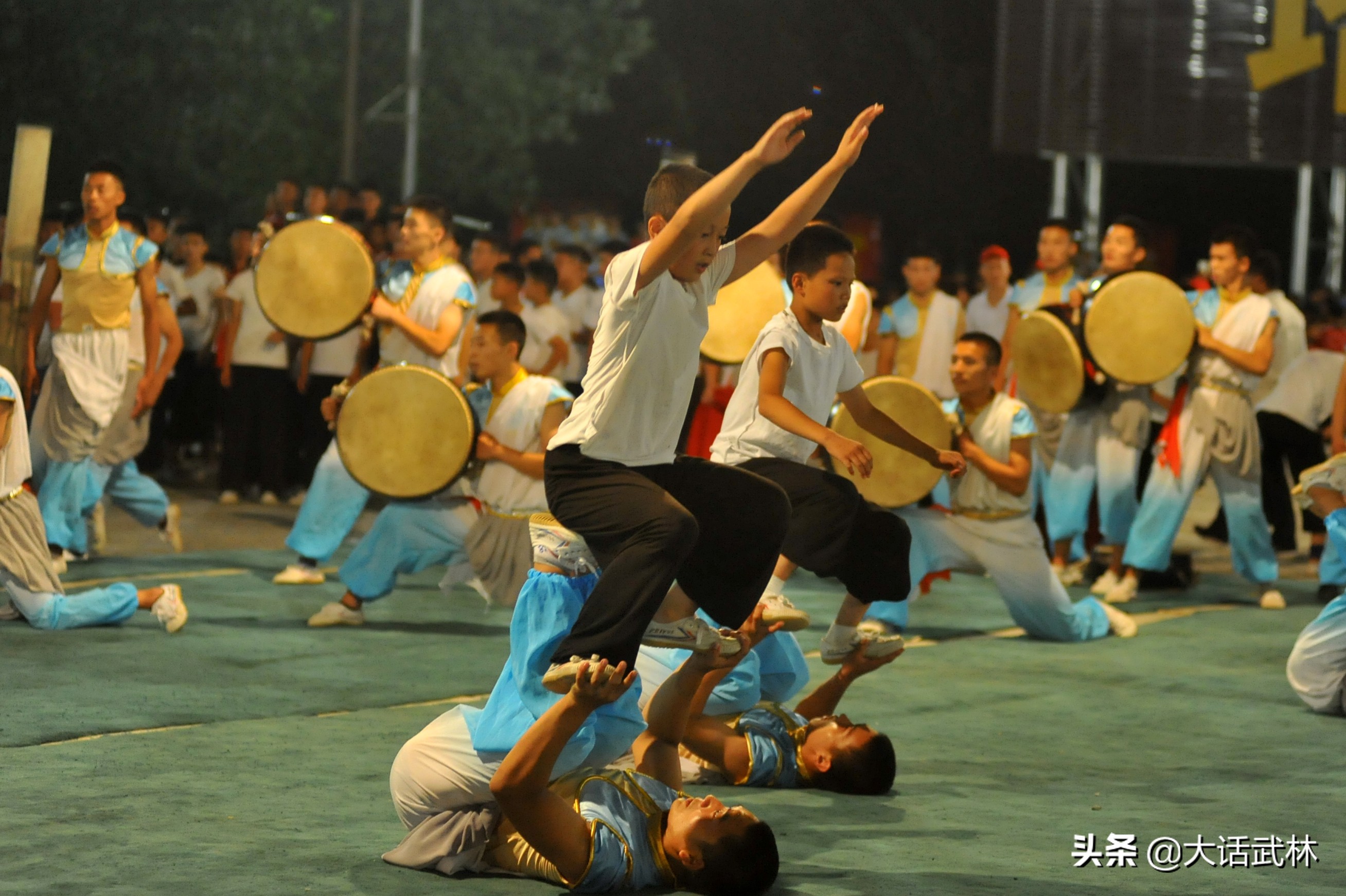 武术表演班级的男孩们向同学展示各种匪夷所思的武识动作!