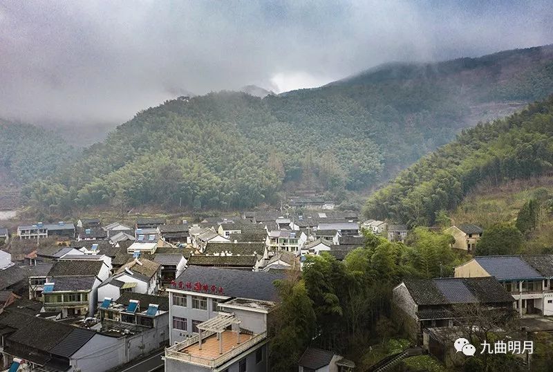 雪窦山上美丽的小山村