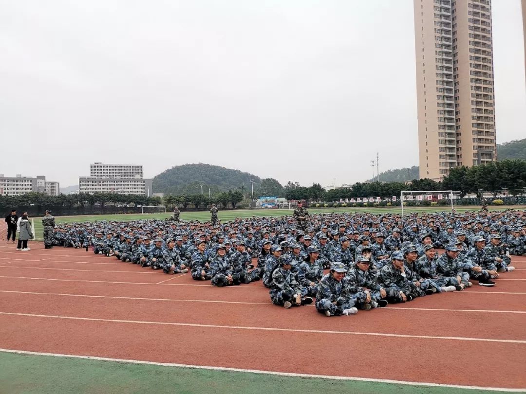 消 防 演 练 2019年广州航海学院消防演练入军训